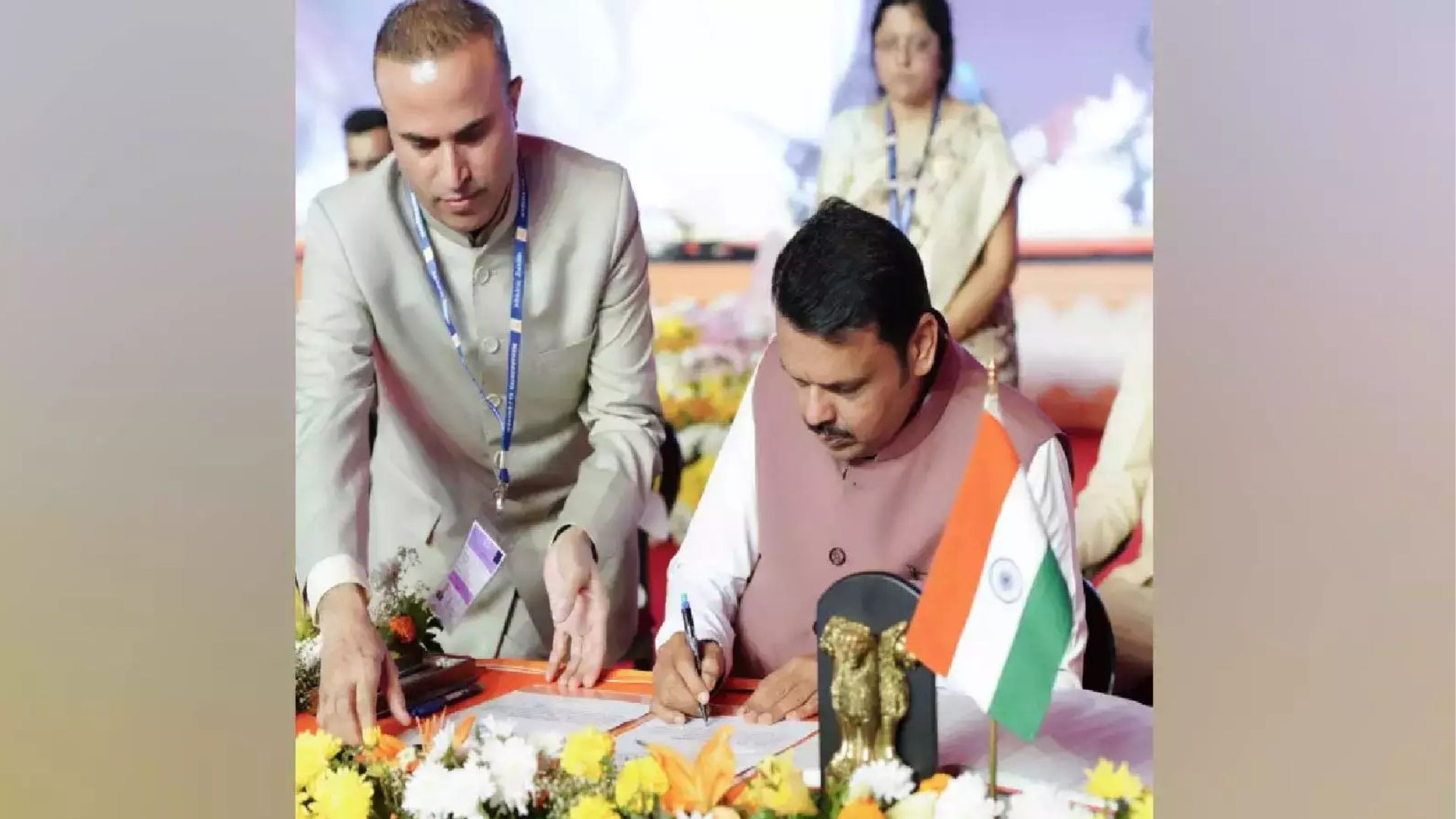 Devendra Fadnvis:मुख्यमंत्री देवेंद्र फडणवीस यांची पहिली सही;पुण्यातील रुग्णाला मिळाली मदत  Devendra Fadnvis:मुख्यमंत्री देवेंद्र फडणवीस यांची पहिली सही;पुण्यातील रुग्णाला मिळाली मदत